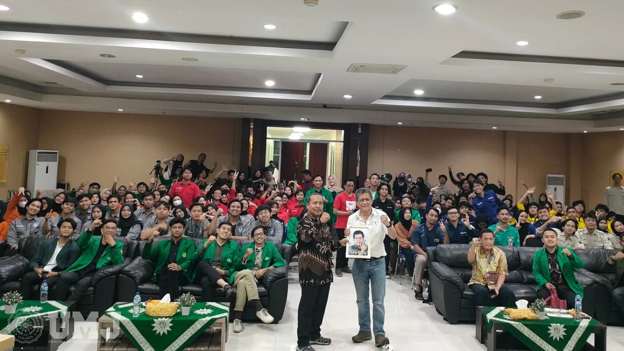 Rocky Gerung bersama Mahasiswa Kelembagaan FISIP UMJ seusai menjadi pembicara dalam Stadium General pelantikan Akbar FISIP UMJ, Senin (28/08/2023) di Aula Kasman Singodimedjo FISIP UMJ