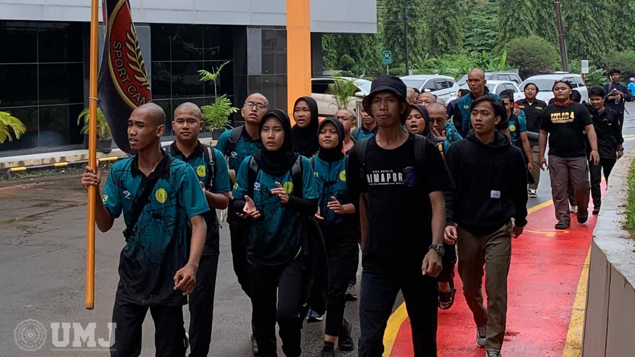 Mahasiswa POR FIP peserta Sport Camp saat long march sejauh 15 km, Senin (29/01/2024).