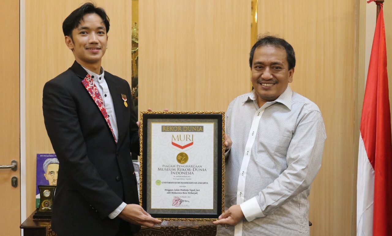 Rektor UMJ menerima penghargaan MURI
