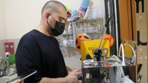 Ahmad Hilmy Almusawa, mahasiswa disabilitas tunanetra berprofesi sebagai barista