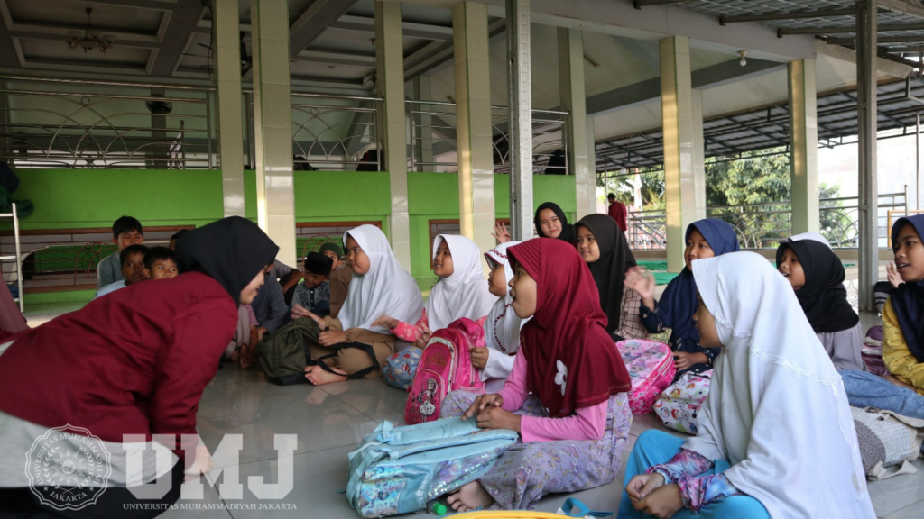 Suasana saat kegiatan belajar mengajar berlangsung di Masjid Al-Muhajirin 1 Sawangan, Depok, Jum'at (07/04/2023).