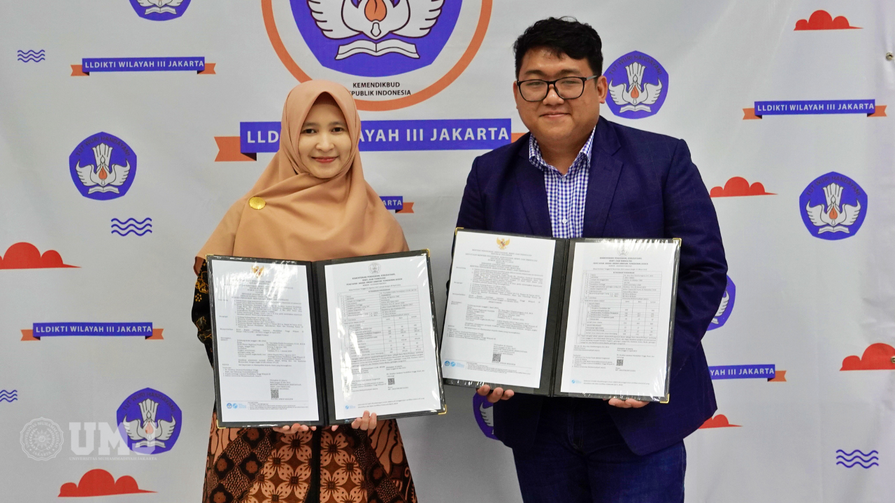 Prof. Dr. Tria Astika EP, M.KM., (Kiri) dan Prof. Ibnu Sina Chandranegara, SH., MH. (Kanan
