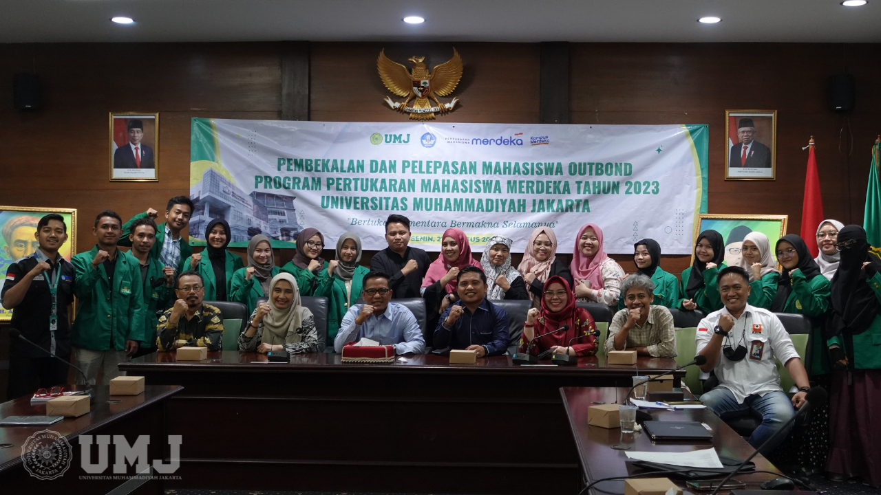 Foto bersama pimpinan UMJ dan sivitas akademika dengan mahasiswa PMM 2023
