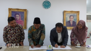 Kepala Sekolah SMA Islam Al-Syukro, Henrizal Saidi Harahap, S.Th.i (kiri) , Rektor UMJ Prof. Dr. Ma'mun Muord, M.Si. (kanan) saat penandatanganan MoU di SMA Islam Al-Syukro Universal, Rabu, (06/09/2023).
