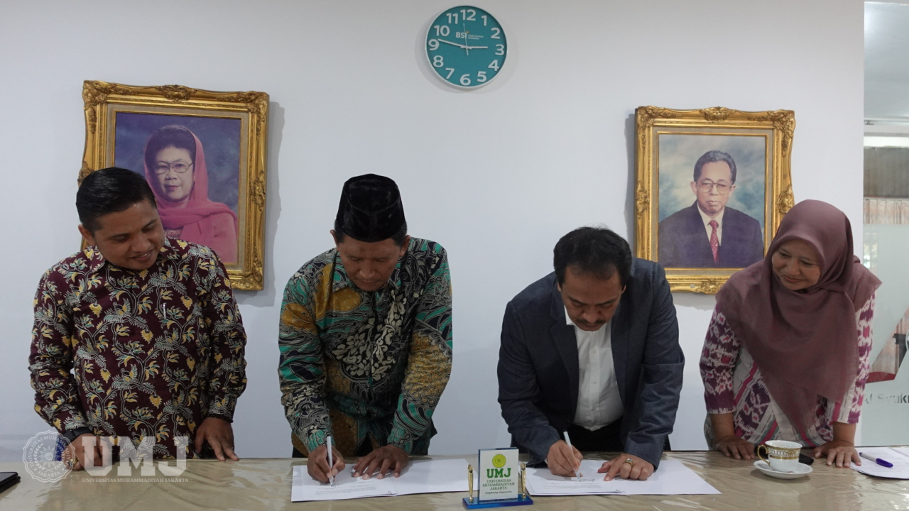 Kepala Sekolah SMA Islam Al-Syukro, Henrizal Saidi Harahap, S.Th.i (kiri) , Rektor UMJ Prof. Dr. Ma'mun Muord, M.Si. (kanan) saat penandatanganan MoU di SMA Islam Al-Syukro Universal, Rabu, (06/09/2023).