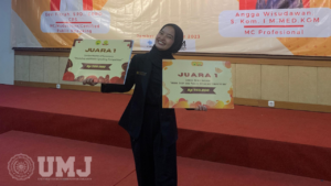 Winda Yulianti Mahasiswa FAI Raih Juara 1 Lomba MC dan News Anchor pada ajang Worskhop and Public Speaking Compettion 2023 di Universitas Jember, Minggu (22/10/23).