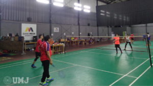 Rektor UMJ Prof. Dr. Ma’mun Murod, M.Si., (kiri) dan Tim Bank Mega Syariah (kanan) saat bermain Badminton di Hall Badminton UMJ, Jum’at (9/10/2023).