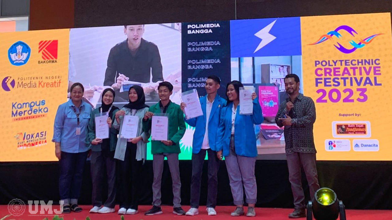Mahasiswa Prodi Ilmu Komunikasi FISIP UMJ, Muhammad Mahesa Rizieq Akbar (tengah), saat menerima sertifikat penghargaan di Hall Politeknik Negeri Media Kreatif, Jakarta Selatan, Selasa, (11/10/2023).