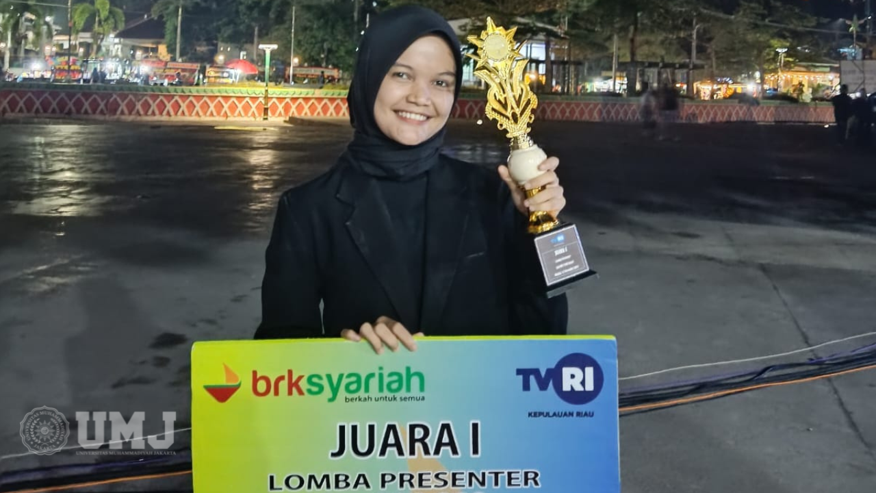 Siti Mardhatila, Mahasiswa Prodi KPI FAI UMJ saat menerima penghargaan juara 1 kontes presenter TVRI Kepulauan Riau ,Minggu (12/11/2023).