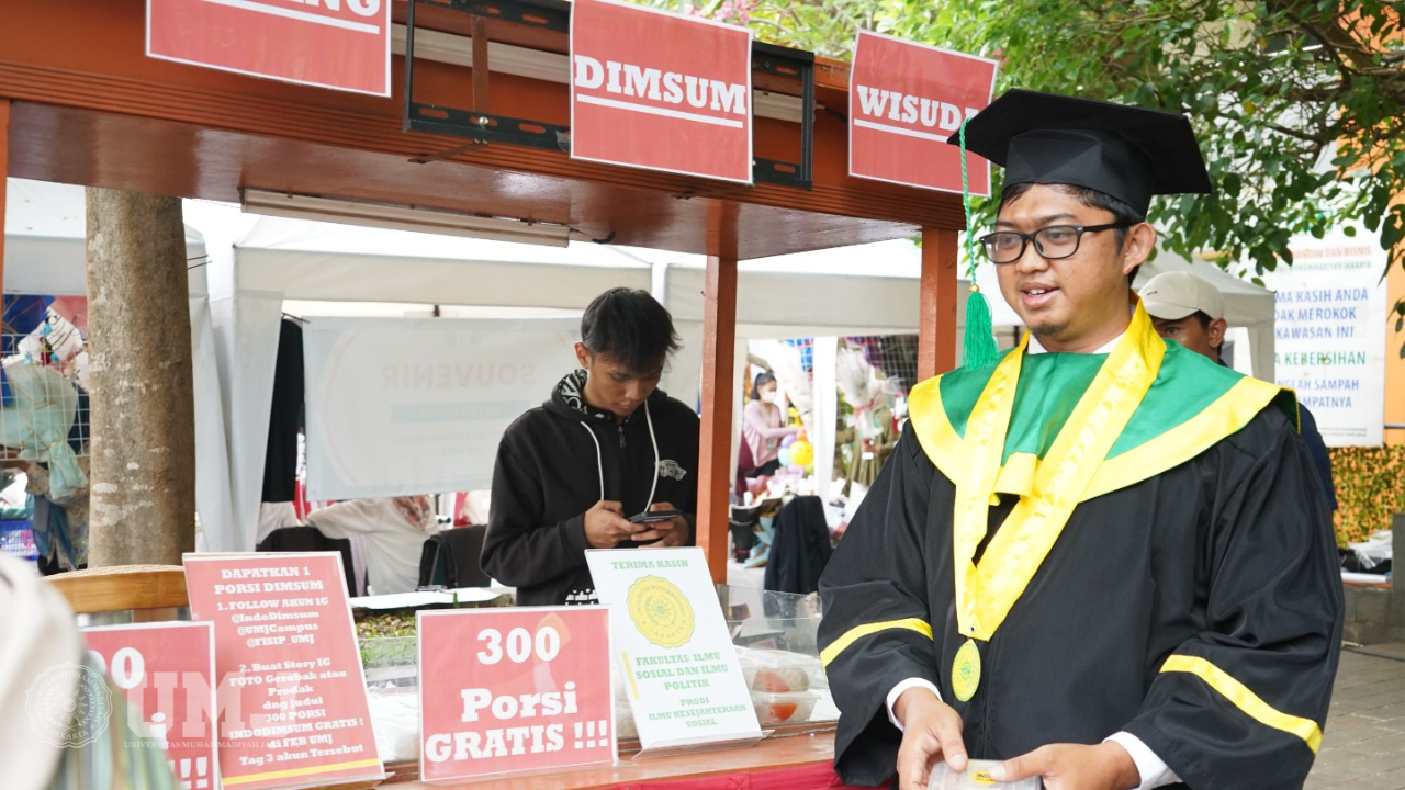 Adonis Wisudawan Program Studi Ilmu Kesejahteraan Sosial Saat Bagikan Dimsum Gratis di Wisuda UMJ, Hari Selasa (21/11/23).