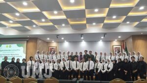 Kepala Bagian Protokoler UMJ, Syifa Astasia Utari, M.Si., Ketua Umum KPM UMJ Azka Muzakkie dan 45 Anggota KPM UMJ Angkatan ke- 3 seusai pengukuhan di Aula FAI UMJ, Jumat, (3/11/2023).