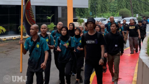 Mahasiswa POR FIP peserta Sport Camp saat long march sejauh 15 km, Senin (29/01/2024).