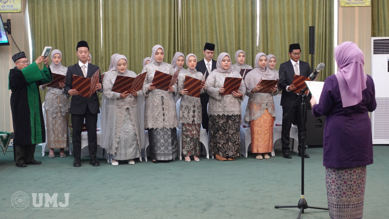15 lulusan Program Studi Profesi Dokter saat melakukan sumpah dipimpin oleh Dekan FKK UMJ Dr. dr. Tri Ariguntar Wikaningtyas, SpPK., di dr. Syafri Guricci, Rabu (31/1/2024). (Foto : KSU/Alvin Lazuardy)