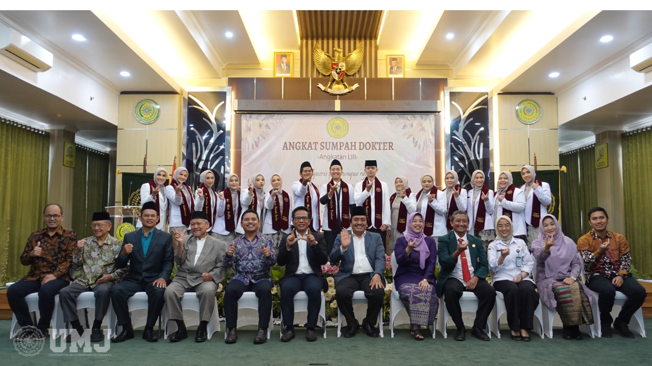 BPH UMJ, Rektor beserta jajaran, Dekan FKK UMJ beserta jajaran, Ketua IDI Tangsel, serta 15 lulusan Program Profesi Dokter saat foto bersama usai Angkat Sumpah di dr. Syafri Guricci, Rabu (31/1/2024).
