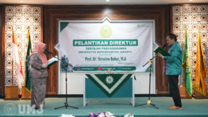 Rektor UMJ Prof. Dr. Ma’mun Murod, M.Si., (kanan) saat melantik Direktur baru Sekolah Pascasarjana (SPs) Prof. Herwina Bahar, M.A (kiri) di Aula Kasman Singodimedjo Fakultas Ilmu Sosial dan Ilmu Politik (FISIP), Kamis (15/2/2024).
