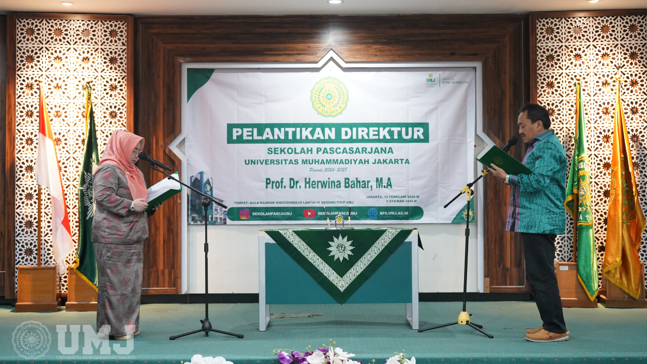 Rektor UMJ Prof. Dr. Ma’mun Murod, M.Si., (kanan) saat melantik Direktur baru Sekolah Pascasarjana (SPs) Prof. Herwina Bahar, M.A (kiri) di Aula Kasman Singodimedjo Fakultas Ilmu Sosial dan Ilmu Politik (FISIP), Kamis (15/2/2024).