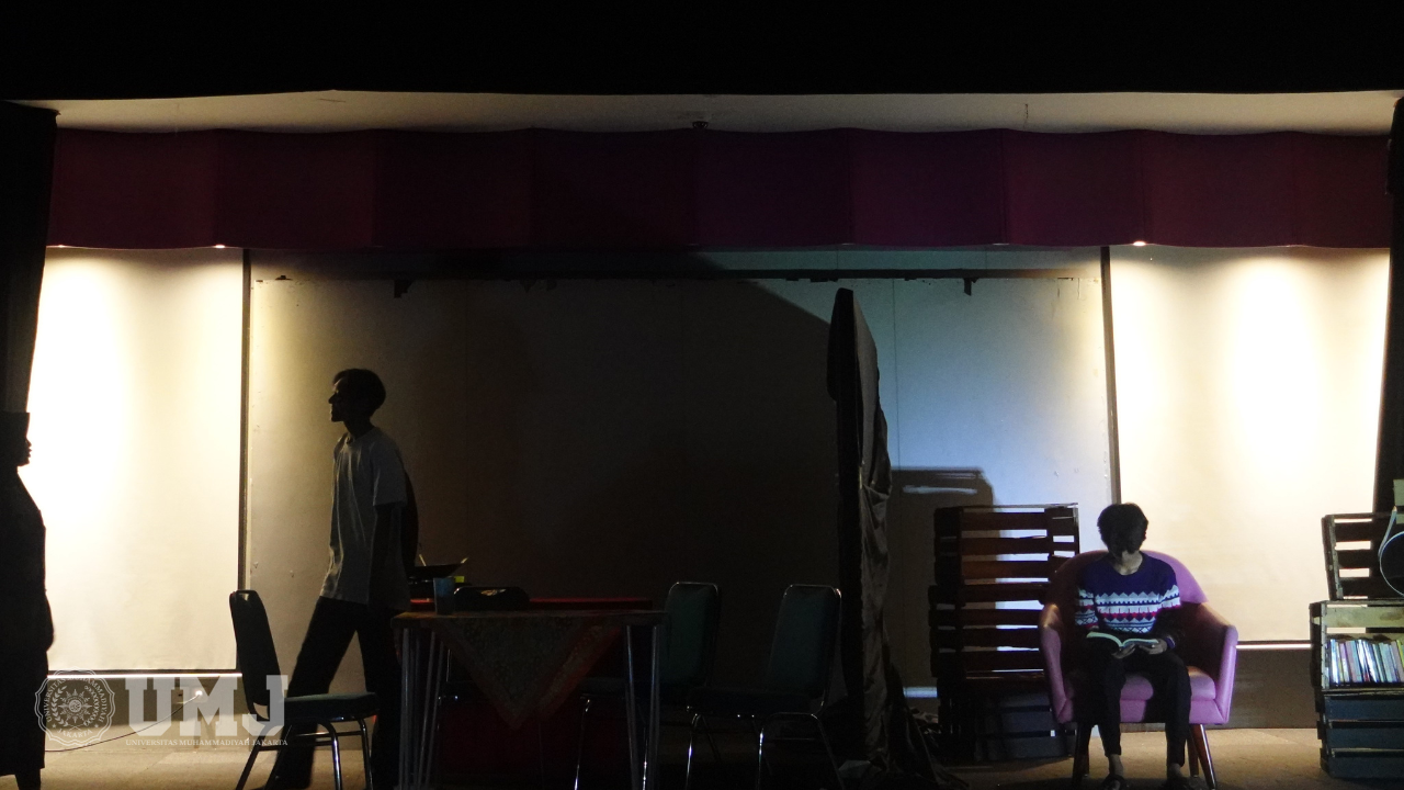Penampilan teater Aku dan Hidupku oleh anggota baru HIMANESIA FIP UMJ angkatan 2023 di Auditorium FIP UMJ, Senin (4/3/2024).